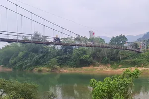 Dân thót tim đi qua những cây cầu treo rệu rã