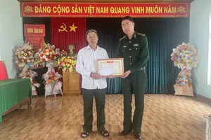 Tặng giấy khen người đàn ông phát hiện, trình báo ma túy trôi dạt bờ biển