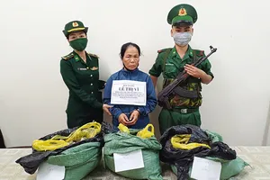 Bắt hai người phụ nữ vận chuyển 50 kg thuốc nổ 