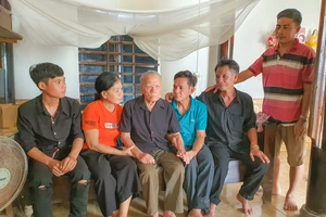 Giây phút trùng phùng của hai cha con sau 43 năm thất lạc