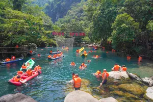 Hơn 30.000 khách du lịch đến Phong Nha-Kẻ Bàng giải nhiệt, tránh nóng