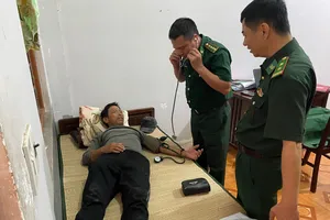 Đưa 1 ngư dân gặp nạn trên biển vào bờ, tiếp tục tìm kiếm 10 người còn mất tích