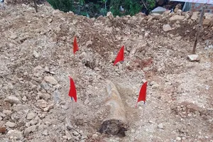 Quảng Bình: Người dân hốt hoảng khi phát hiện một quả bom dài 1,3m lúc làm nhà