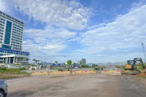 Ban Quản lý dự án ở Quảng Bình đặt rào chắn trước cổng bệnh viện đa khoa