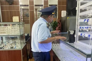 1 tiệm vàng bị phạt hơn 200 triệu vì bán vàng trang sức giả nhãn hiệu