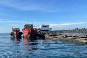 Cứu 8 ngư dân sau vụ va chạm giữa tàu cá với tàu hàng hải