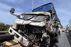 Tài xế xe tải tử vong sau cú va chạm với xe đầu kéo