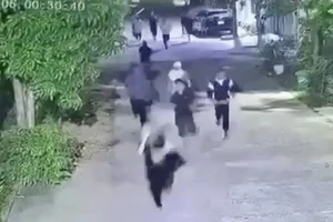 2 nhóm thanh niên cầm gậy rượt đánh nhau trên phố, 1 người tử vong