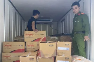 Công an bắt giữ gần 3 tấn mề gà không rõ nguồn gốc trên xe tải