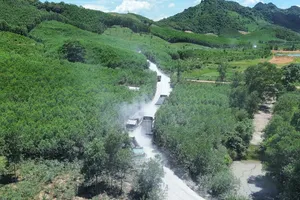 Đoàn xe tải nối đuôi cày nát đường, gây bụi mù mịt ở Quảng Bình