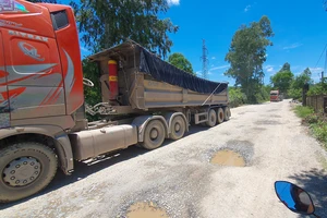 Đường ở Quảng Bình ‘oằn mình’ vì nhiều xe tải nặng mỗi ngày