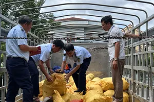 Bắt giữ xe tải khi đang chở 11 tấn mỡ bò không rõ nguồn gốc đi tiêu thụ