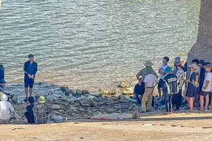 Người dân phát hiện thi thể cháu bé 10 tuổi ở hồ Mù U