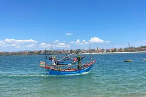 Quảng Bình: 3 em học sinh rủ nhau đi tắm biển, 1 em mất tích