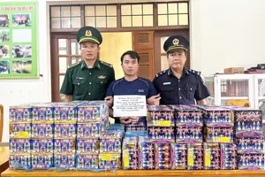 Tài xế giấu hơn 1 tạ pháo hoa nổ trong ngăn kín của xe đầu kéo