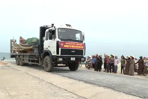 Người dân Quảng Bình đưa thuyền máy, ca nô và nhu yếu phẩm hỗ trợ bà con miền Bắc 