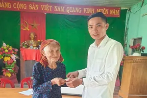 Quảng Bình: Cụ bà 102 tuổi chống gậy đi gửi tiền ủng hộ đồng bào miền Bắc 