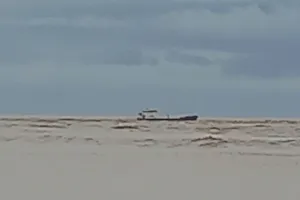 Tàu chở hàng bị mắc kẹt trên sông Gianh