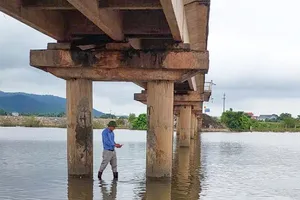 Quảng Bình: 1 cây cầu có nguy cơ sập, trụ cầu bung lòi cả sắt thép