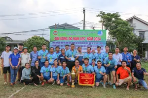 Sôi động giải bóng đá trên ‘sân ruộng’ giữa lòng thành phố