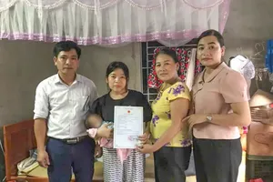 Làm giấy khai sinh cho bé sơ sinh bị bỏ rơi trước cổng nhà dân ở Quảng Bình