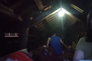 Người dân Quảng Bình trắng đêm trốn lũ trên gác mái, lo lắng tái diễn lũ lịch sử