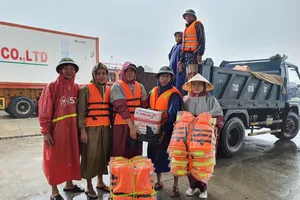 Lũ rút chậm, nhiều đoàn thiện nguyện tiếp cận hỗ trợ người dân vùng lũ Quảng Bình