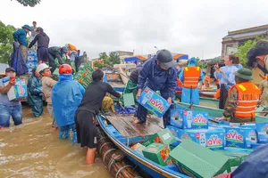 Người dân vùng lũ Quảng Bình thiếu nước sạch giữa biển nước mênh mông