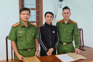 Người đàn ông 50 tuổi ở Quảng Bình ra đầu thú sau 10 năm trốn lệnh truy nã