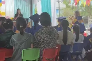 Kỷ luật hiệu trưởng ngăn trưởng hội phụ huynh nói về những khuất tất trong lễ tổng kết