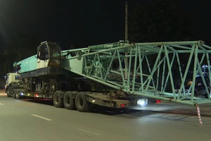 Xe chở hàng siêu trường siêu trọng đi ngược chiều trên Quốc lộ 1A