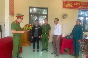 Nam sinh lớp 12 dùng dao tấn công bạn tại nhà vệ sinh