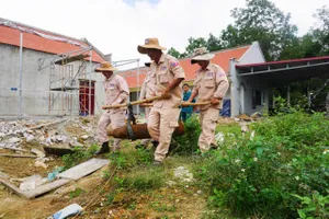 Đào rãnh thoát nước, người dân tá hỏa phát hiện quả bom 