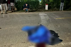 Va chạm với ô tô, 2 cha con tử vong thương tâm