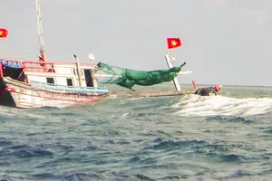 Tàu cá bị sóng đánh chìm, 14 ngư dân lênh đênh trên biển được cứu kịp thời 