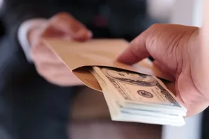 1 nhà báo và cộng tác viên cưỡng đoạt tiền của doanh nghiệp 