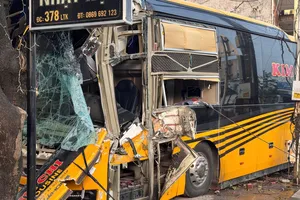 Ô tô khách đâm vào nhà dân trên Quốc lộ 1A ở Quảng Bình
