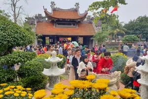 Dòng người tấp nập tới ngôi chùa cổ hơn 720 năm cầu an ngày đầu năm