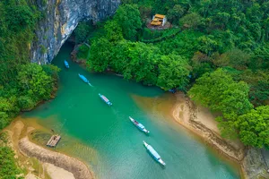 Trải nghiệm đi thuyền 10 km ngắm kỳ quan đệ nhất động Phong Nha, Tiên Sơn