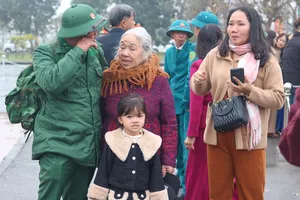 Cụ bà 80 tuổi đội mưa tiễn cháu vừa tốt nghiệp đại học lên đường nhập ngũ