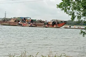 Chìm thuyền trên sông Gianh, 3 người kịp bơi vào bờ, 1 người tử vong