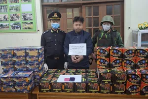 Bắt giữ tài xế vận chuyển ma túy và pháo hoa nổ qua cửa khẩu ở Quảng Bình