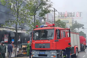 Cảnh sát dập đám cháy ở cửa hàng điện thoại, máy tính 