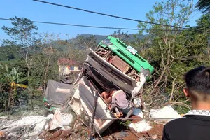 Quảng Bình: Xe đầu kéo lật ngửa trên Quốc lộ 12A