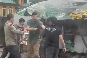 Nhân viên nhà xe Hạnh Luyến xô xát với khách nước ngoài vì lí do xin đi vệ sinh