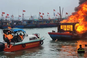 Tàu cá bốc cháy dữ dội khi đang neo đậu trên sông Nhật Lệ