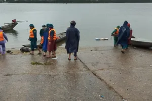 Hàng chục người tìm kiếm nam shipper nghi nhảy cầu tự tử 