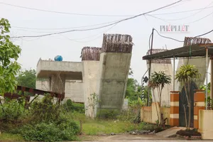 Cầu vượt 160 tỉ đồng 'đứng bánh' giữa trung tâm TP Đồng Hới