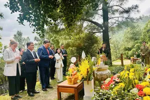 Lần đầu tiên Đại sứ Hoa Kỳ viếng mộ Đại tướng Võ Nguyên Giáp