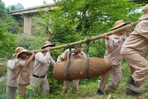 Đi thăm rẫy, gặp quả bom nặng 3 tạ